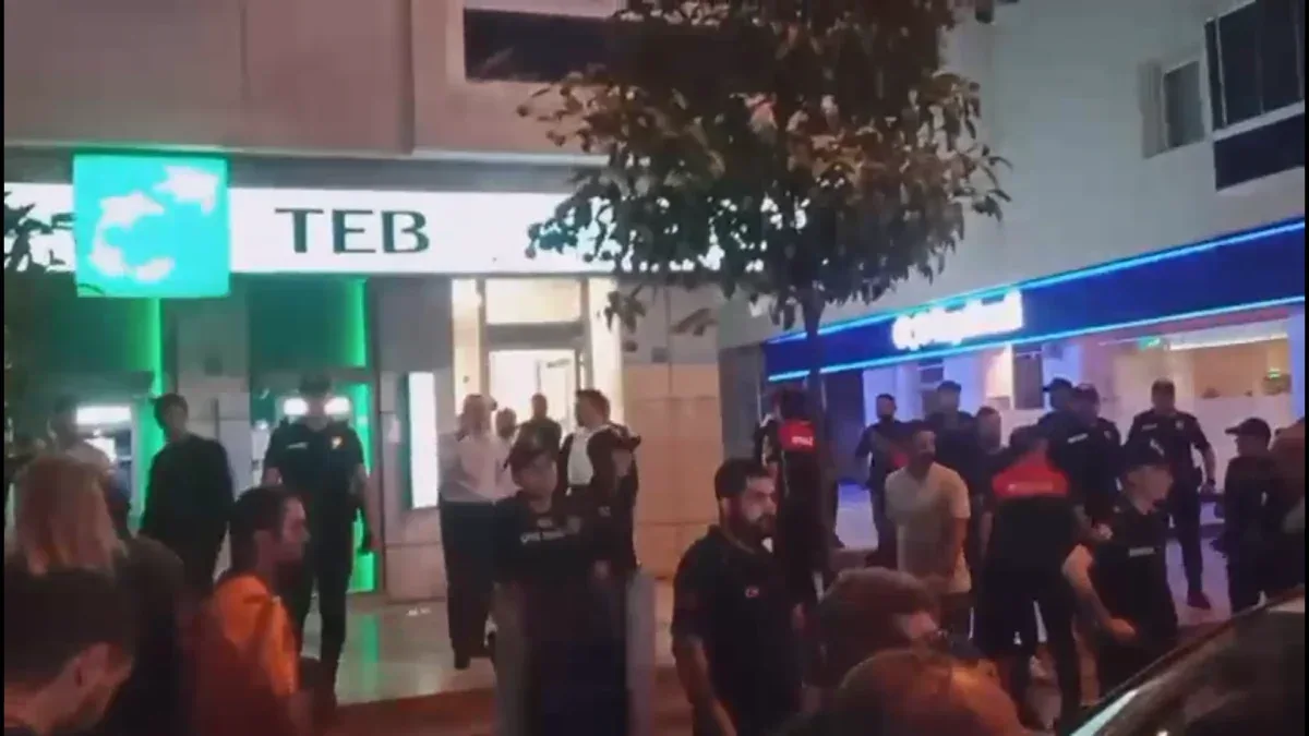 İzmir’de banka şubesinde 5 çalışanı rehin alan şüpheli teslim oldu