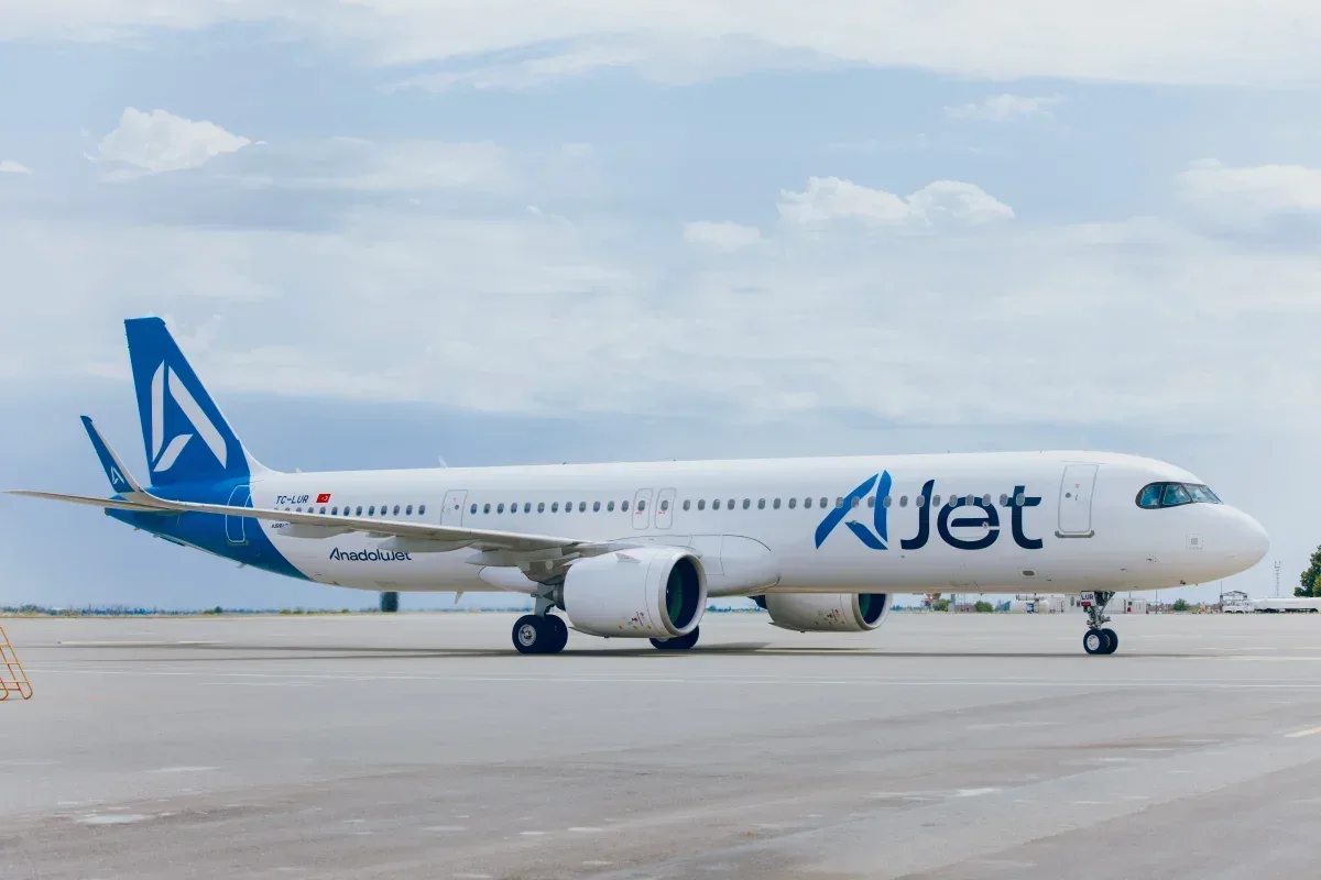 AJet uçağında alkollü yolcu taşkınlık çıkardı: İki kişiyi ısırdı